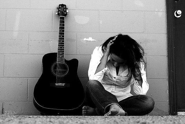 عکس تنهایی با گیتار