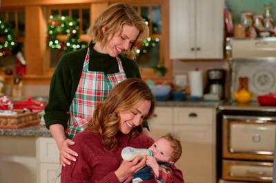 Katherine Barrell y Ali Liebert en la pel&iacute;cula l&eacute;sbica navide&ntilde;a "The Christmas baby"