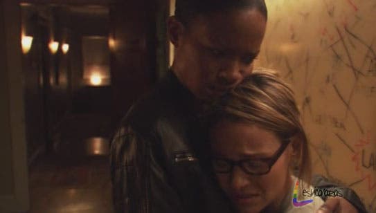 Tasha consolando a Alice