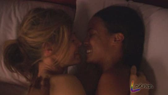 Tasha y Alice en la cama