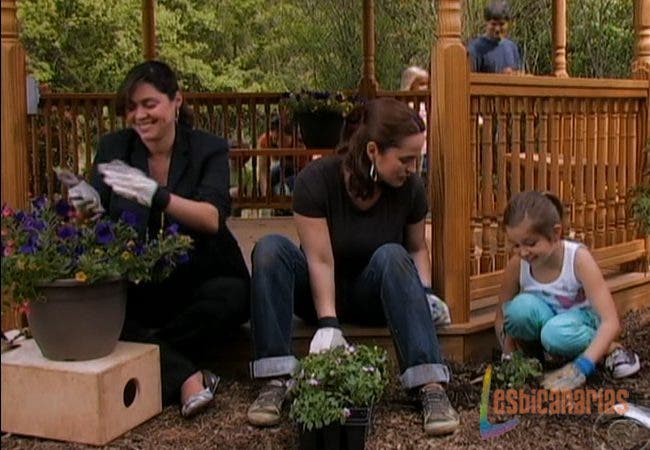 Olivia, Natalia y Emma plantando