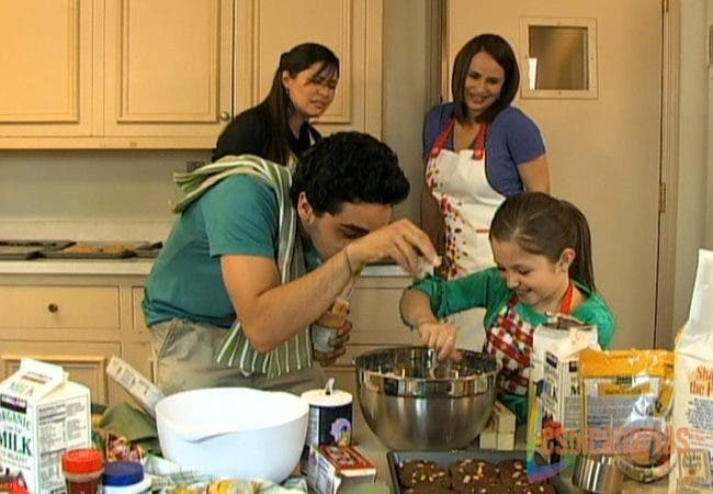 Oliva, Natalia, Emma y Rafe haciendo galletas