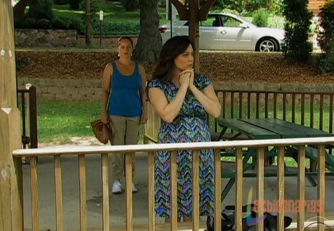 Olivia y Natalia en el gazebo