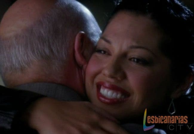 Callie y su padre abrazados
