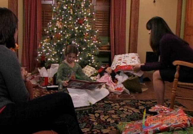 Olivia, Natalia y Emma  abriendo regalos