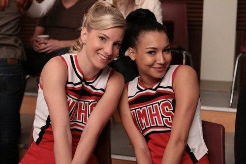 Brittany y Santana se van a besar en Glee