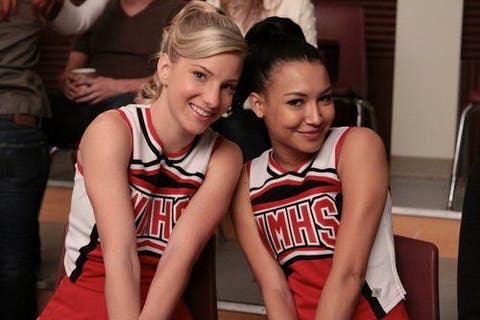 Brittany y Santana se van a besar en Glee