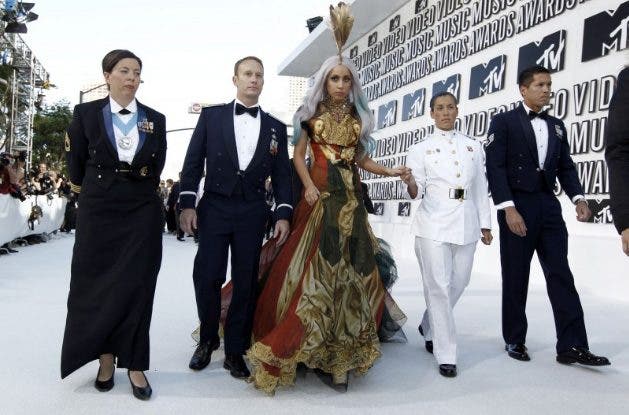 Lady Gaga entra escoltada por soldados afectados por DADT a los VMAs