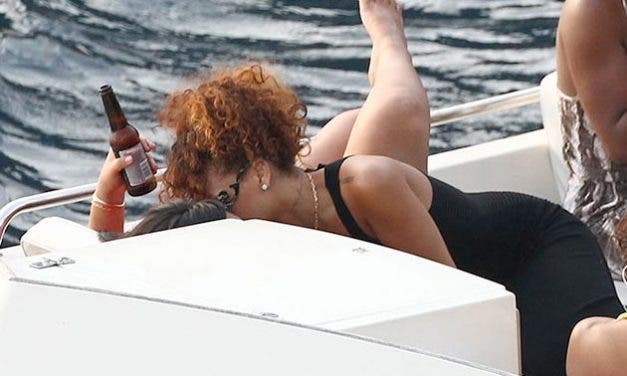 Rihanna pillada besando a una mujer