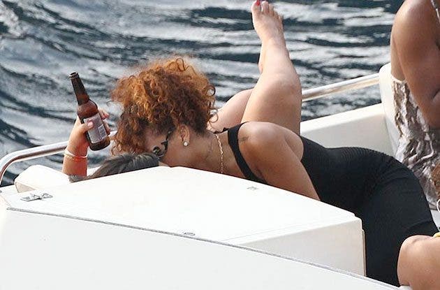 Rihanna pillada besando a una mujer