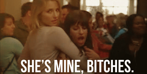 Las chicas de Glee cantan I Kiss a Girl para apoyar a Santana