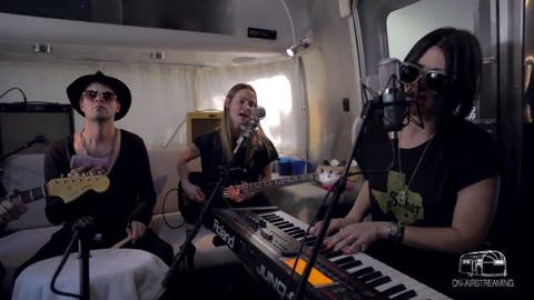 Uh Huh Her cantando &laquo;Human Nature&raquo; en vivo