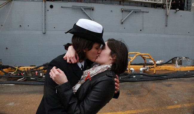Primer beso lésbico en el ejército de Estados Unidos