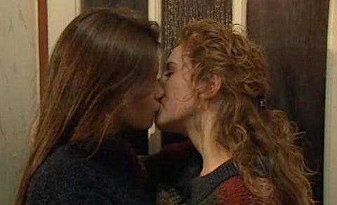 Brookside beso l&eacute;sbico