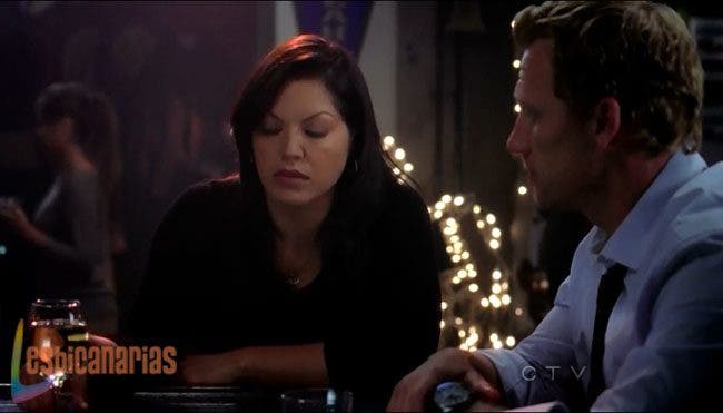 Callie bebiendo en el bar con Owen