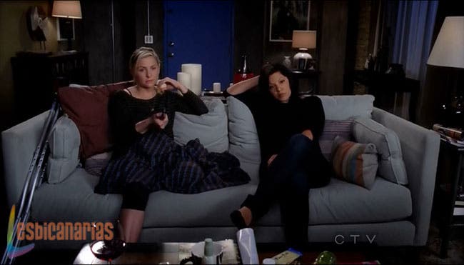 Callie y Arizona viendo televisión