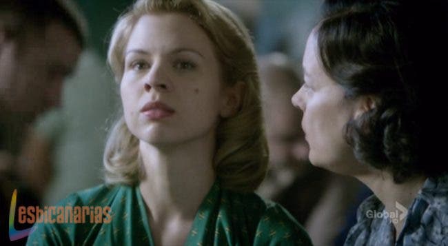 Lorna disculpándose con Betty Lorna disculpándose con Betty