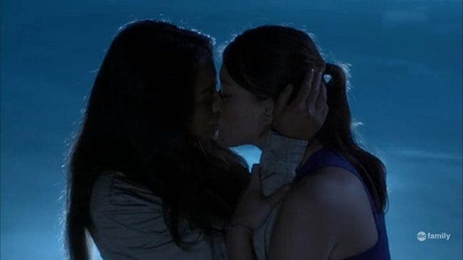 Paige y Emily beso