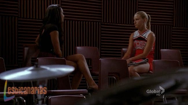 Santana cantándole a Brittany