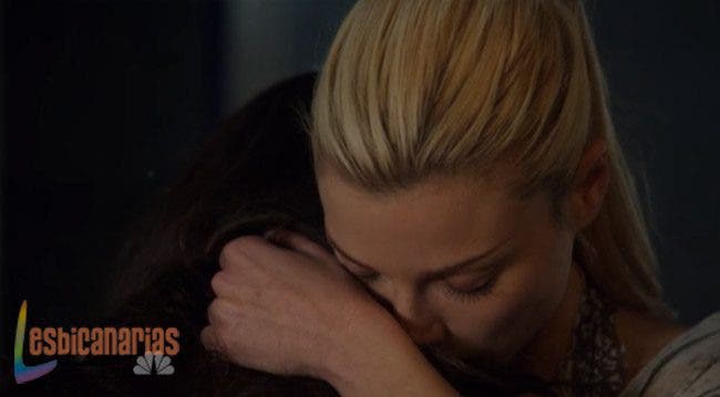 Shay consolando a Clarice