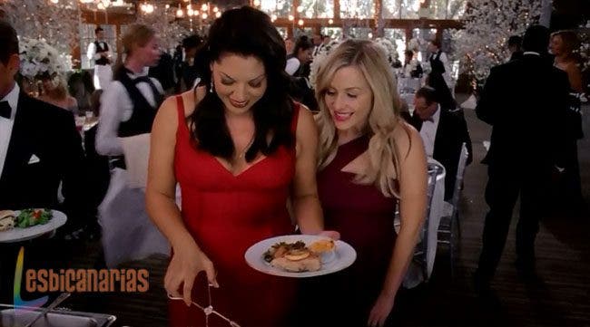 Callie  dándole a la comida