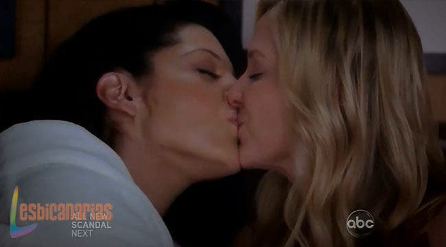 Callie y Arizona besándose