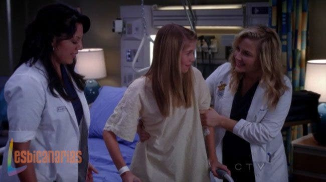 Callie y Arizona ayudando a la pequeña