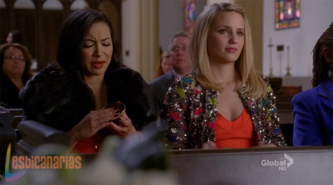 Quinn y Santana platicando en la iglesia