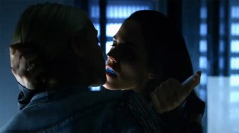 Bo aliment&aacute;ndose de Tamsin