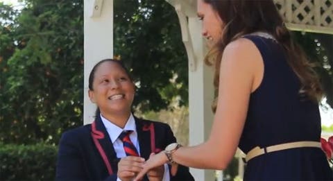 Pedida de matrimonio l&eacute;sbico al estilo Glee