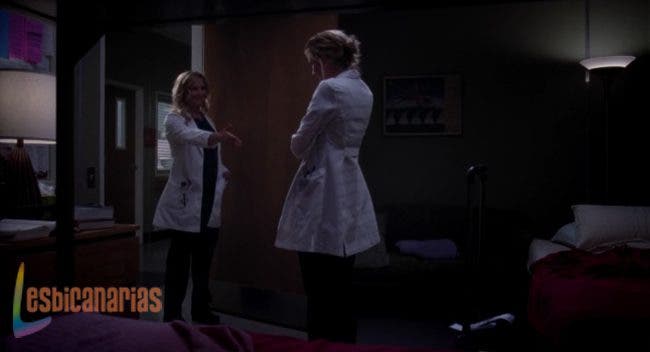 Arizona ofreciéndole su mano a Lauren