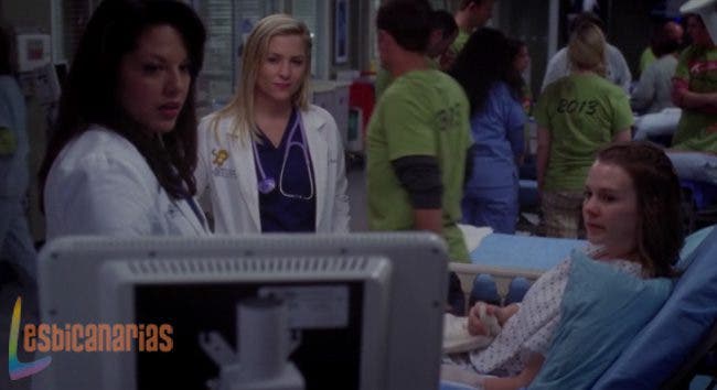 Callie y Arizona hablando con la paciente.