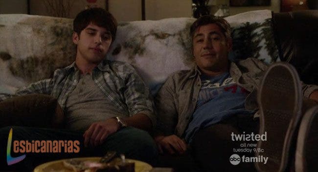 Brandon y Mike viendo televisión