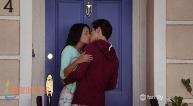 Jesus y Mariana besándose