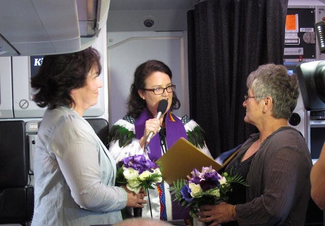 La primera pareja lésbica en casarse en Nueva Zelanda lo hizo en un avión