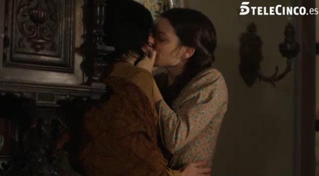 Isabel y Cristina besándose