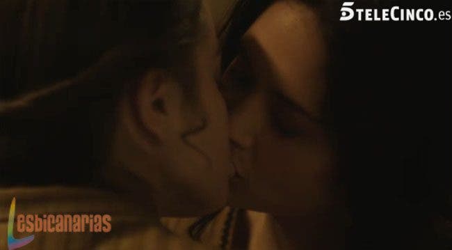Isabel y Cristina besándose