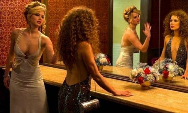 Jennifer Lawrence y  Amy Adams comparten un beso lésbico en “American Hustle”