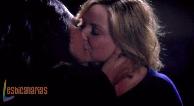 Callie y Arizona besándose