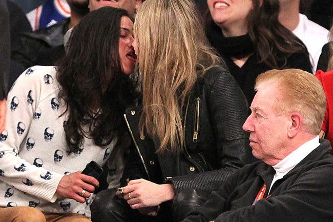 Michelle Rodriguez y Cara Delevingne se besan en un partido de los Knicks