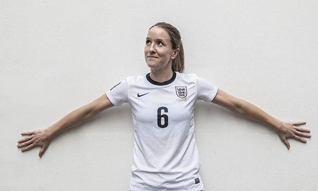 Casey Stoney salir del armario