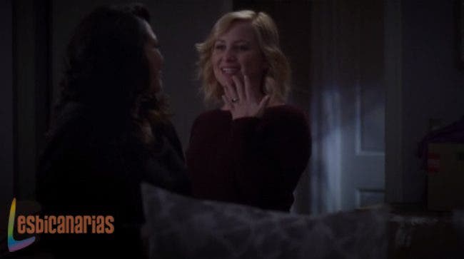 Callie y Arizona con el anillo.