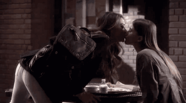 beso emily y paige-1