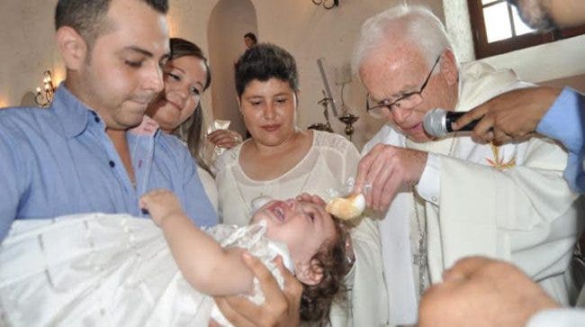 Un sacerdote mexicano bautiza a la hija de una pareja de lesbianas