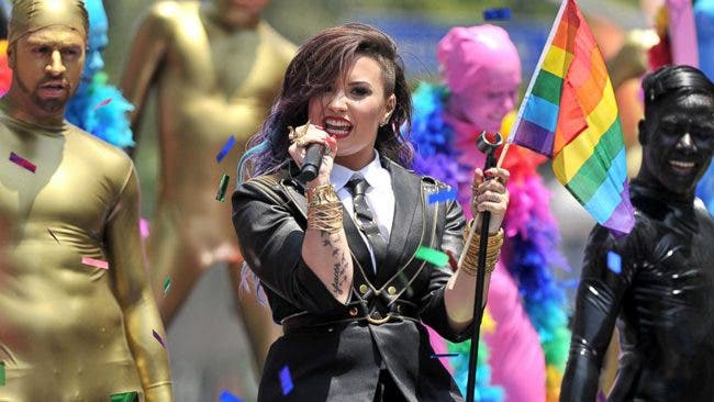 Demi Lovato estrena «Really Don’t Care» un vídeo muy lesbicanario