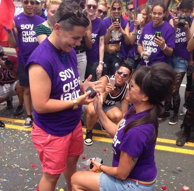 Una chica le propuso matrimonio a su novia en plena marcha del orgullo LGBT