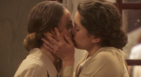 Luisa y Quintina se besan en «El secreto de Puente Viejo»