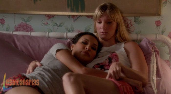 Brittany y Santana platicando en Glee