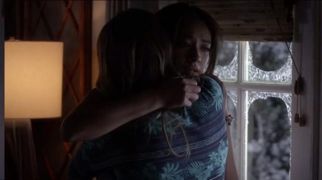 paige le dice a emily que se va.VOSE