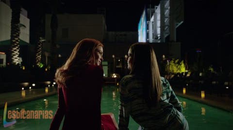 Luisa y Rose mir&aacute;ndose